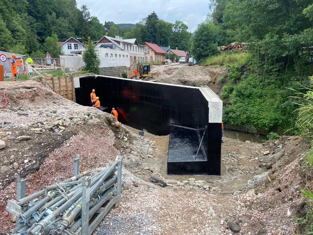 Probíhající rekonstrukce hlavní silnice v Rokytnici nad Jizerou