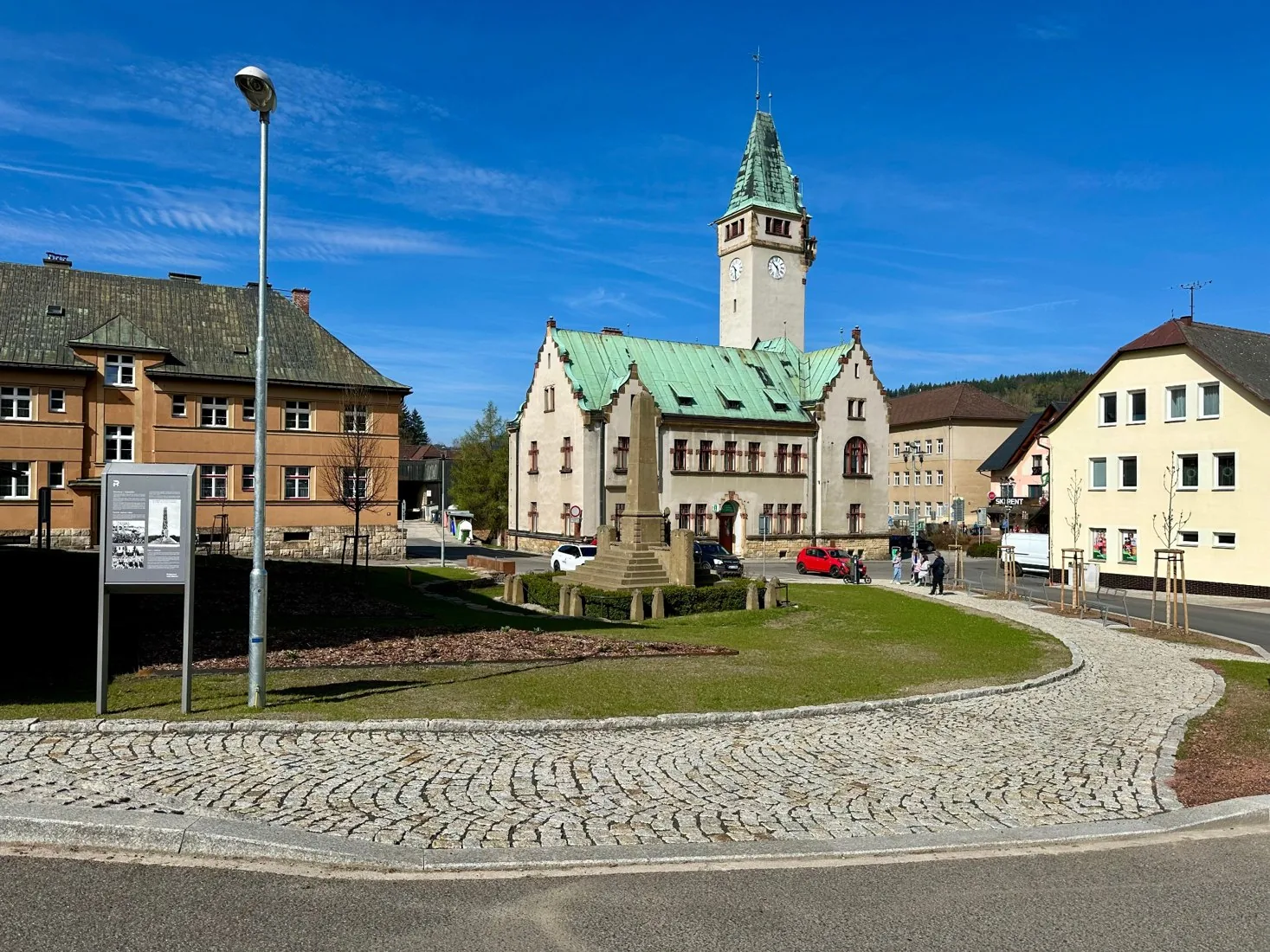 Obnovený park u radnice