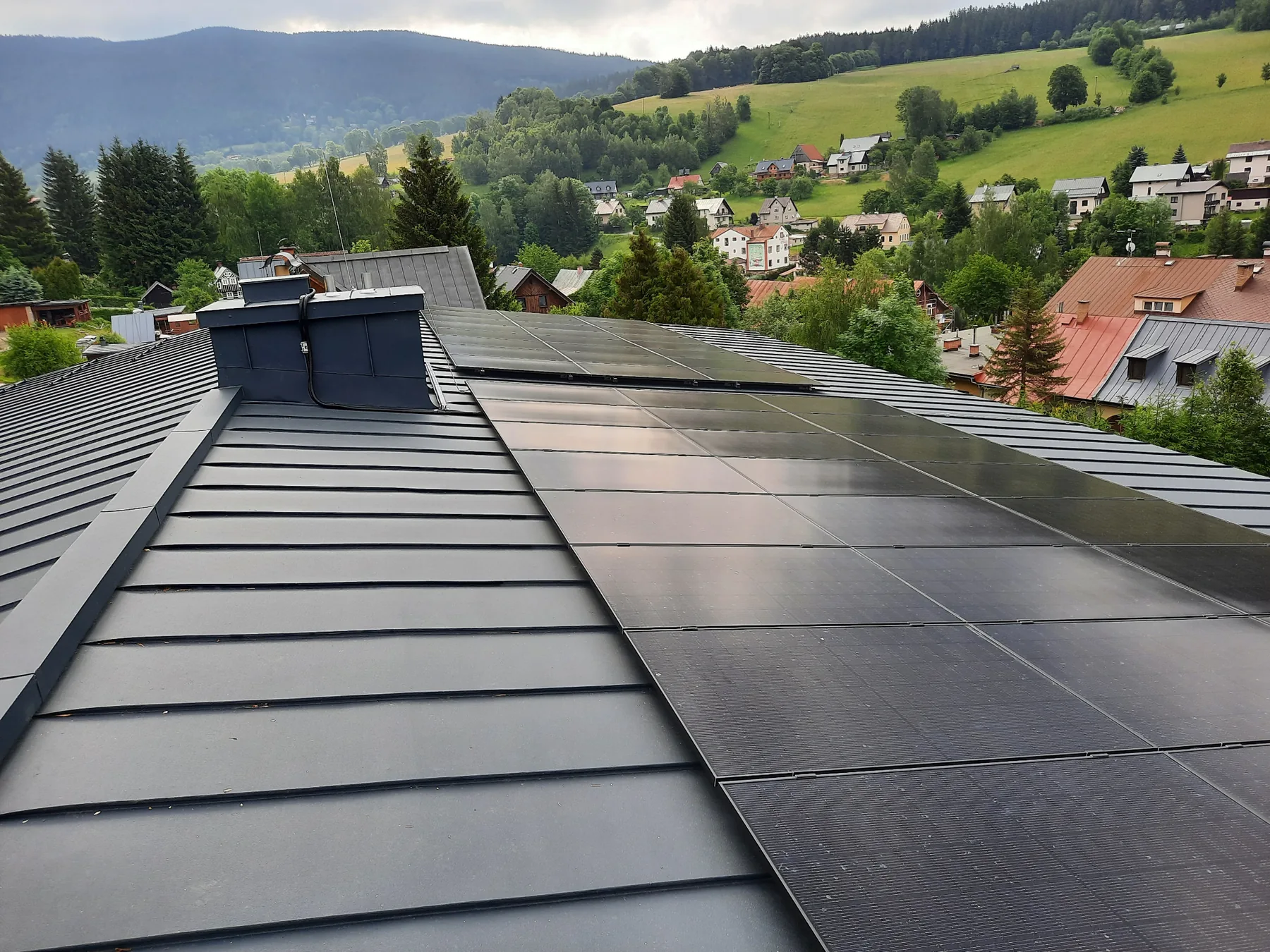 Fotovoltaické panely na střeše městské budovy