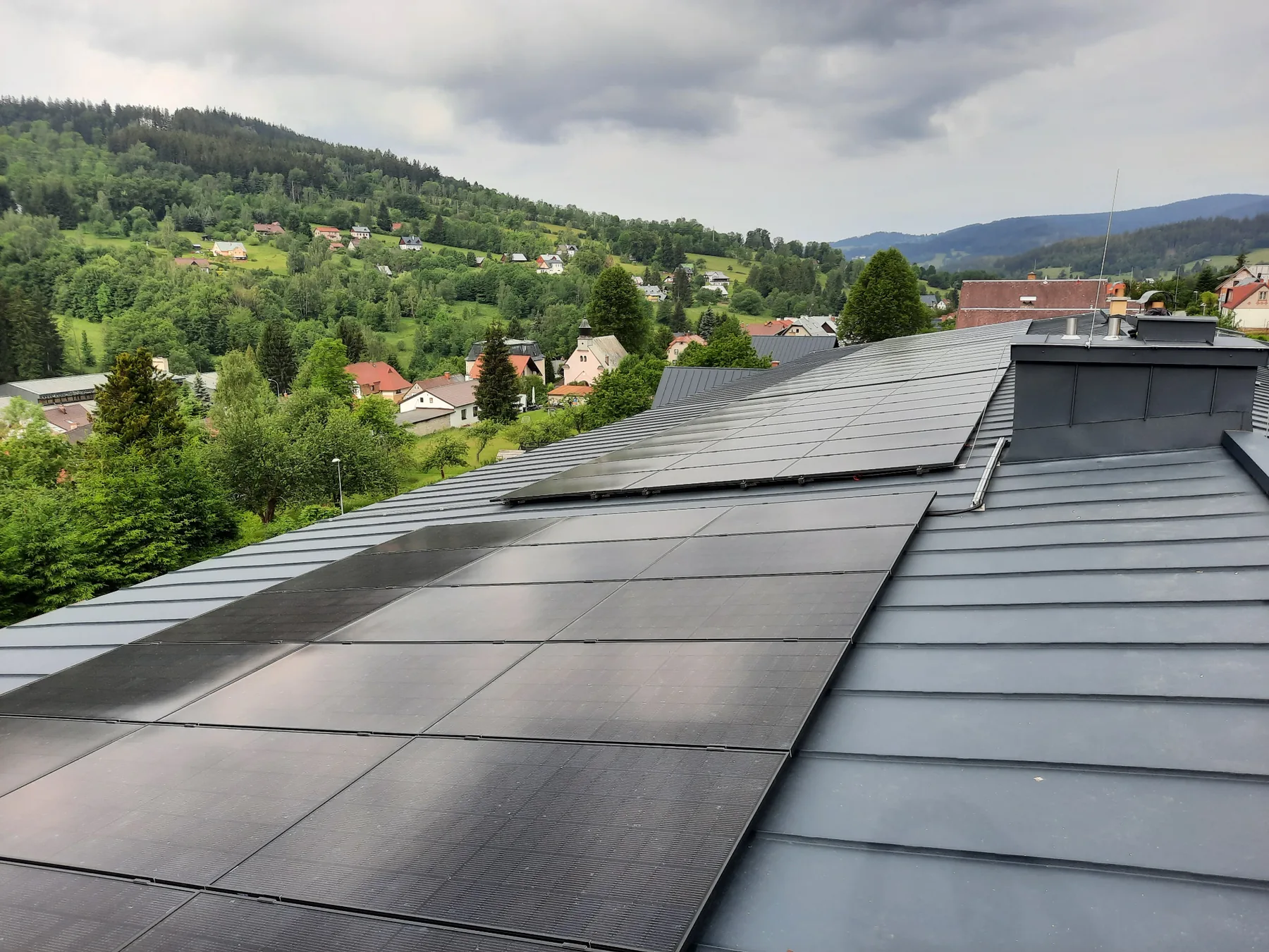 Další pohled na fotovoltaické panely