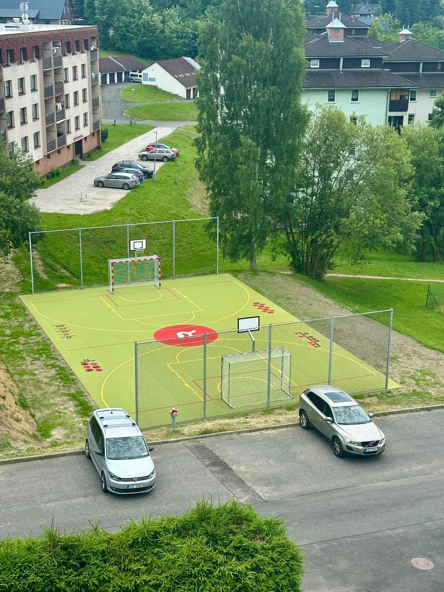 Celkový pohled na nové hřiště na sídlišti