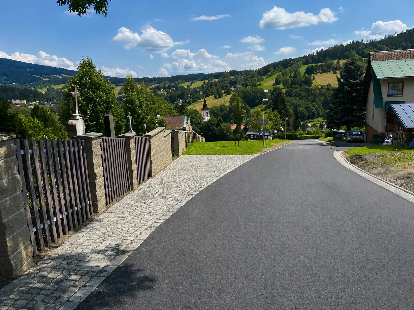 Obnovená místní komunikace v Rokytnici nad Jizerou