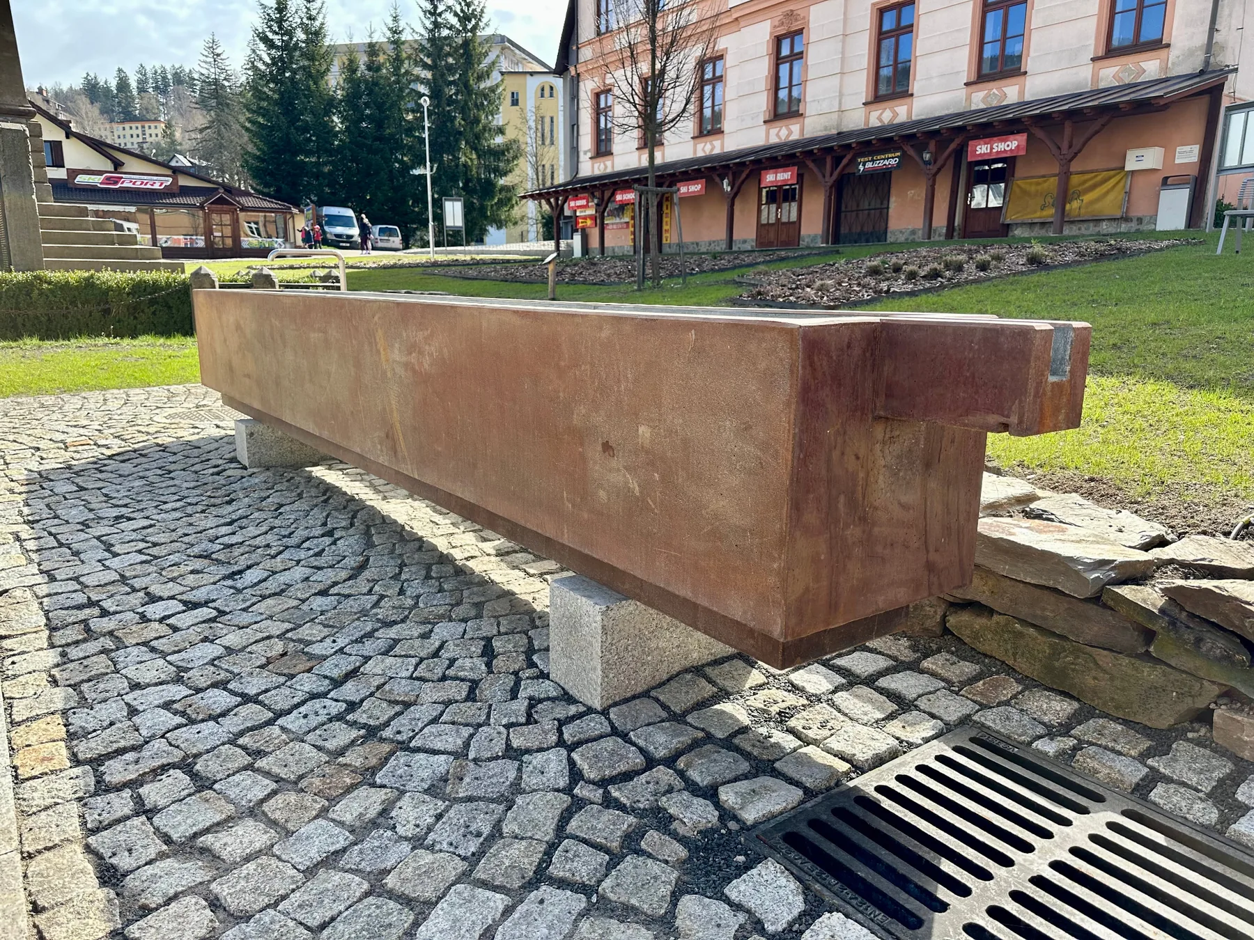 Detail mobiliáře v parku u radnice