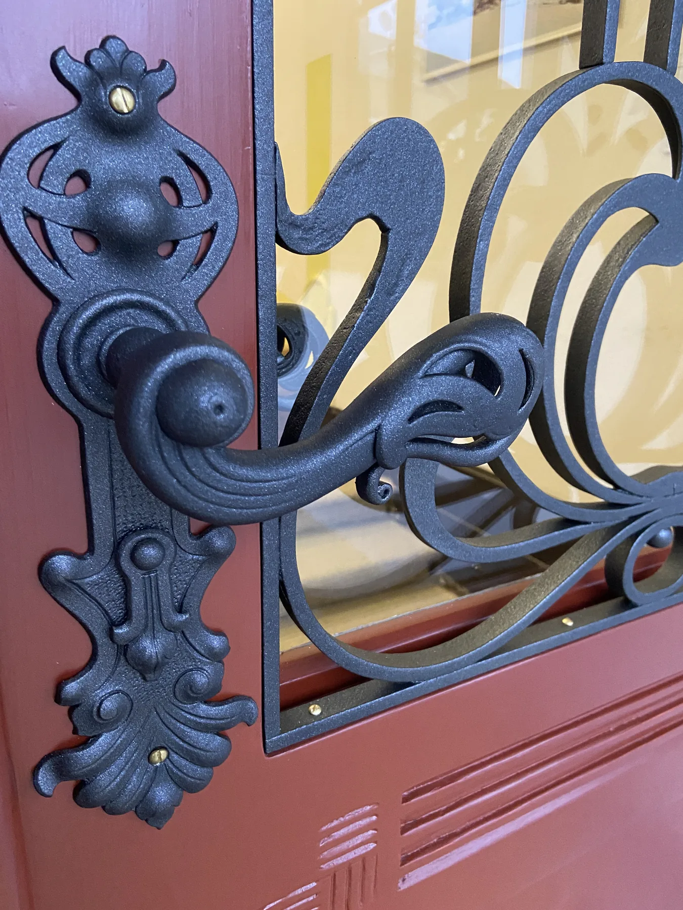 Detail kování obnovených vstupních dveří radnice