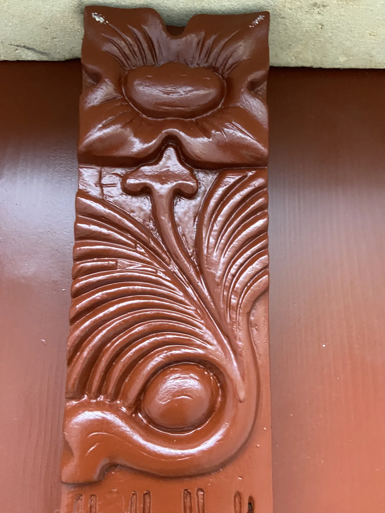 Detail řezbářského prvku obnovených dveří