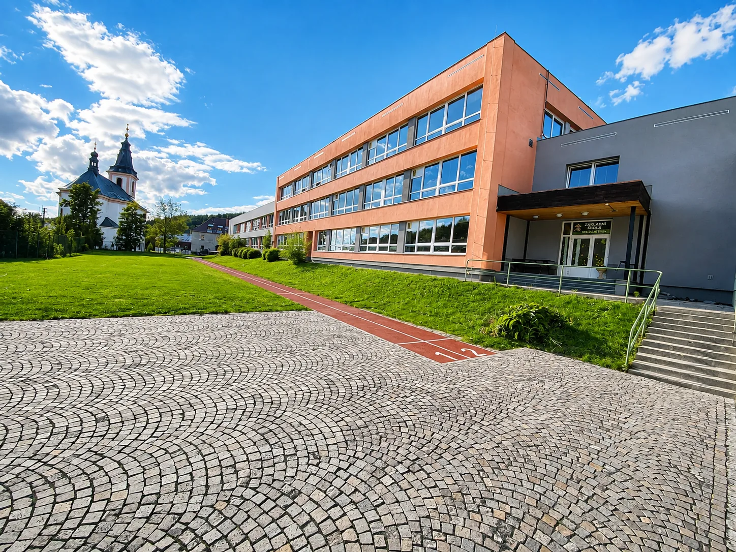 Obnovené školní hřiště a běžecká dráha u základní školy