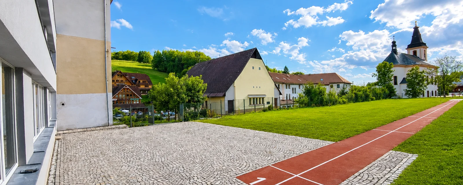 Obnovené školní hřiště a běžecká dráha u základní školy