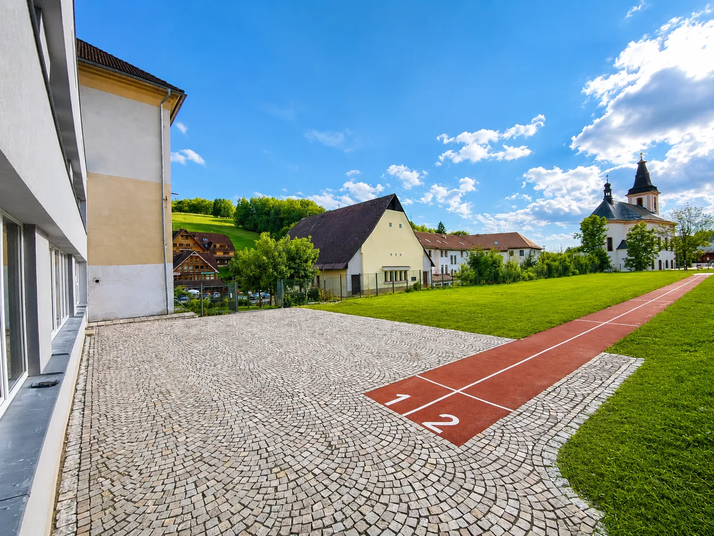 Obnovené školní hřiště a běžecká dráha u základní školy